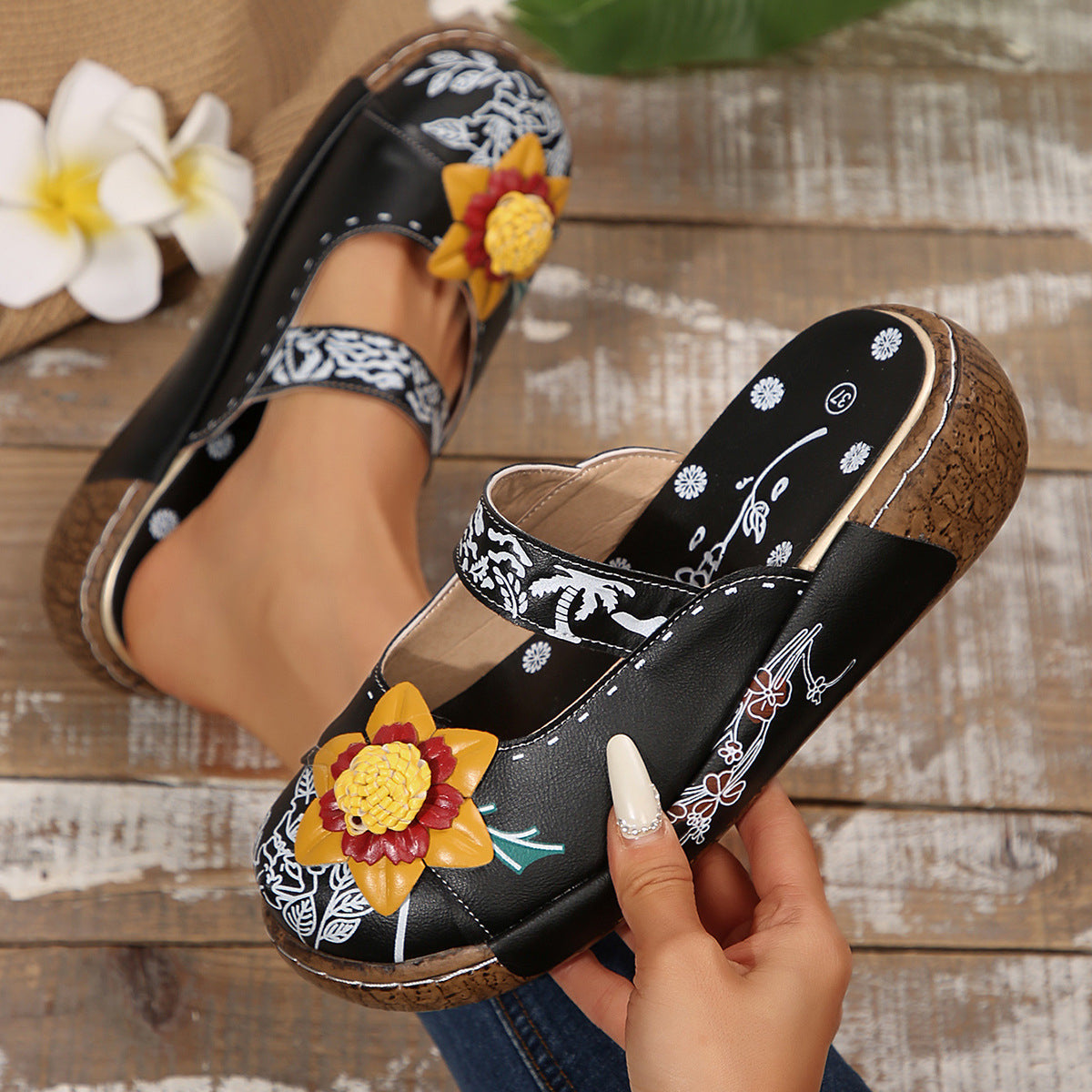 2026 New Summer Women's Floral Embroidered Flat Sandals